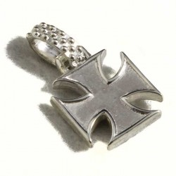Croce templare con smalto e corallo centrale