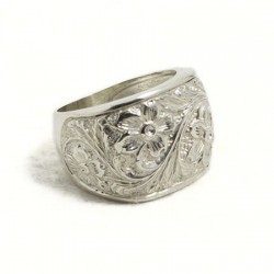 Anello donna inciso, fascia piatta televisore